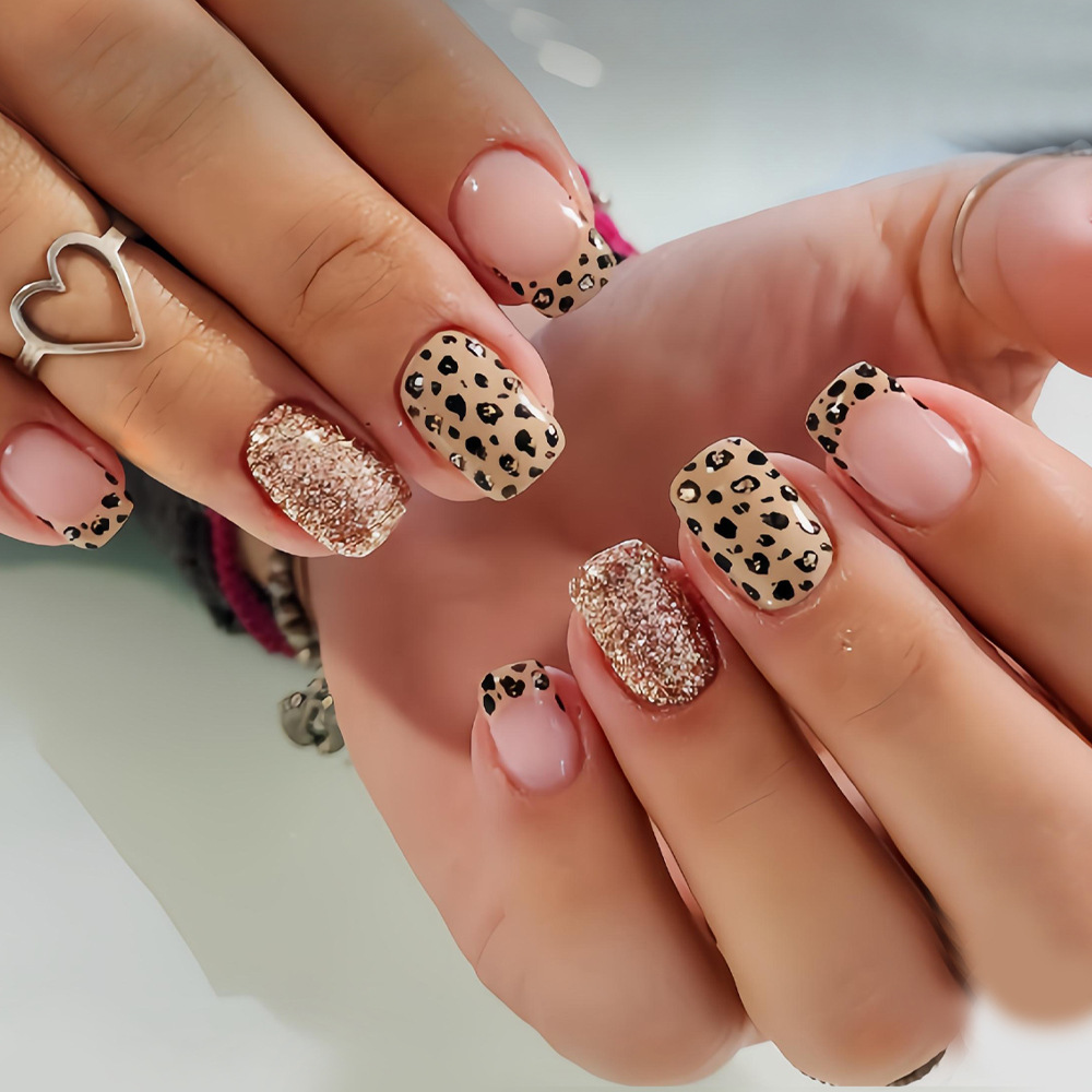 Nail Art Aesthetic - Kurze lange künstliche Nägel für Damen